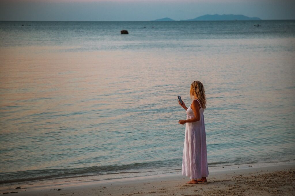 wait for a call, taking photos, woman, blond, beach, nature, water, sunset, photography, camera, smartphone, photo, mobile, female, people, to travel, person, phone, lifestyle, picture, wait, reception, cell phone reception